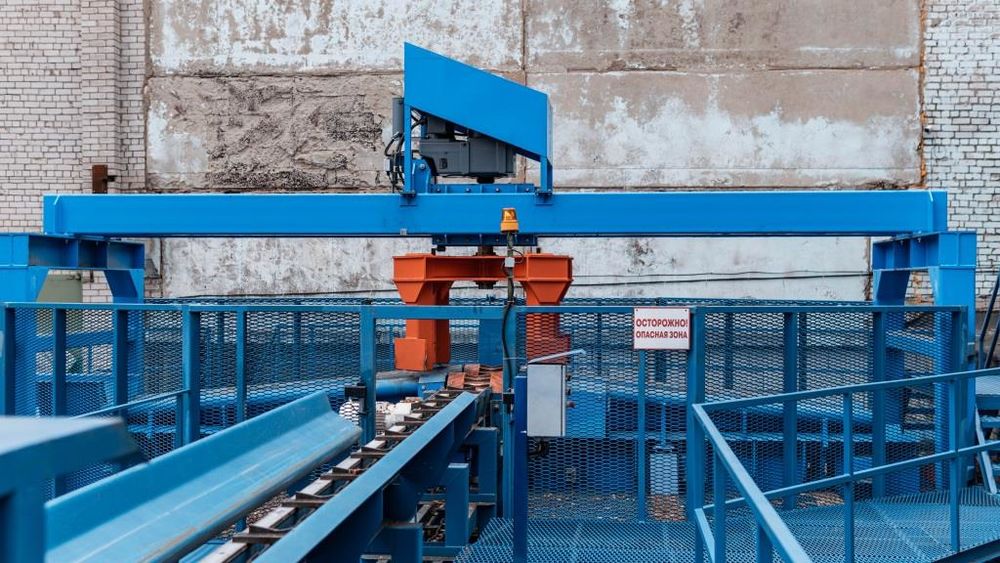 log feeding systems